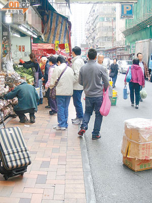 店舖阻街情況嚴重，行人需繞道步出馬路，易生危險。
