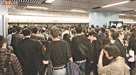 金鐘站月台擠滿候車乘客。（王譯揚攝）