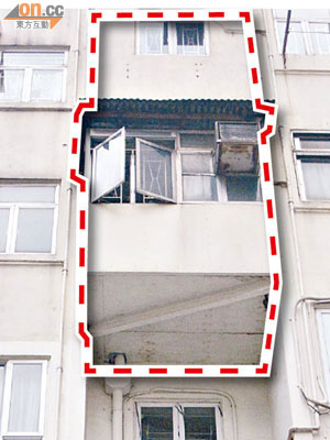 荷李活道一幢住宅大廈三樓外牆竟伸出支架（紅框示），再僭建三層單位。