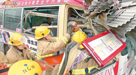 鐵皮及鐵枝插入小巴車廂，消防員拯救被困司機。（吳啟偉攝）