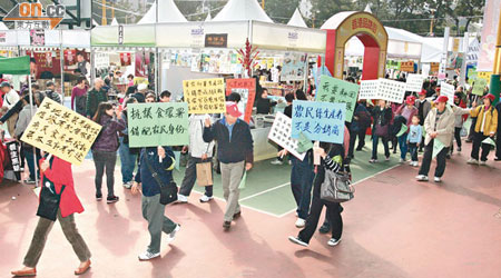 逾百名本地菜農昨抗議食環署實施個別農田登記政策，認為會扼殺農民生計及擾民。（梁耀榮攝）