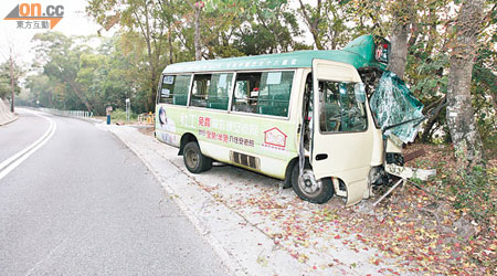 警方發現涉案小巴時，車頭擋風玻璃破爛，車頭蓋也被撞脫。（資料圖片）