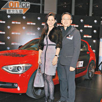 李錦記太子爺李惠雄（右）與太太Mahnaz Lee讚賞BMW新車具線條美。