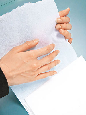回收紙製成的抹手紙，含菌量是新鮮木漿製抹手紙的一百至一千倍。（胡耀威攝）