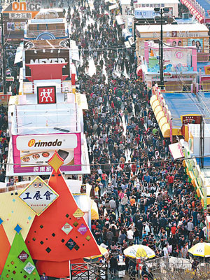 工展會今日煞科，估計吸引大批市民到場作最後衝刺。（袁志豪攝）