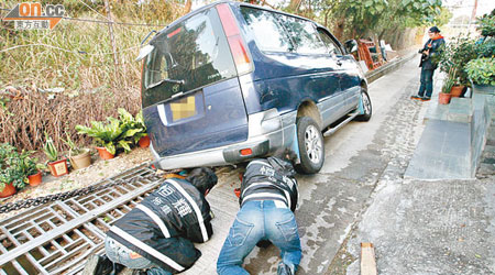 逃捕七人車在錫降圍剷落水渠傾側。（周宏杰攝）