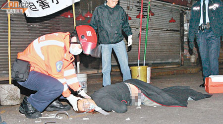 救護員替跳樓青年治理傷勢。（楊偉嶽攝）