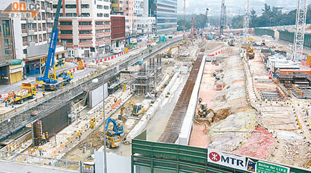 港鐵正在黃竹坑明渠進行工程，將建成高架橋及車站。（麥潤田攝）