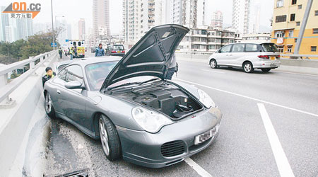 保時捷跑車在西九龍走廊失控撞壆。圓圖為肇事司機。（林少兒攝）