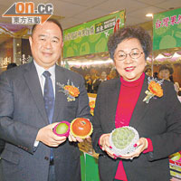 余鵬春（左）及家姐余小春（右）各自捧住心愛嘅台灣水果開心合影。