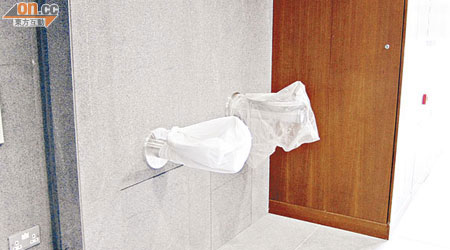 新立法會大樓有廁所水龍頭用膠袋密封以防有人誤開染毒。