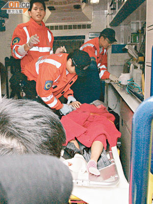 女副學士生右腳掌重傷，送院搶救。（趙瑞麟攝）
