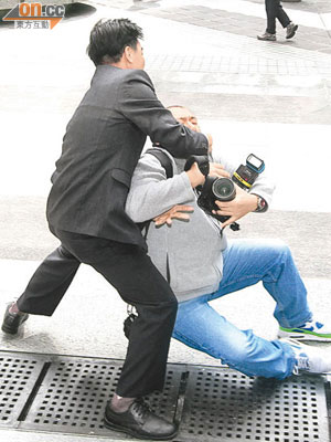 《星島日報》攝影記者李瑞元（圖右）受傷連環圖，左為首被告卓敬。（羅錦鴻攝）