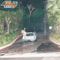 上月廿七日陳松青獨立屋鐵閘外亦有私家車被焚。