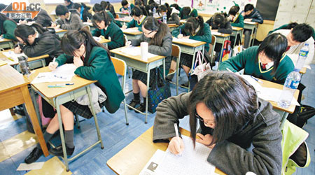 考評局昨向全港學校派發文憑試中文科練習卷，有學校即時安排學生試做。
