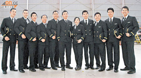 港龍航空最新一批見習機師上月中於阿德萊德飛行學校畢業。
