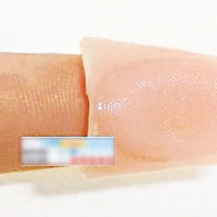 製作指紋膜程序簡單，待膠水凝固後剪成指紋大小，便可使用。（互聯網）