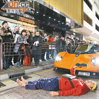 一名途人亦躺在名車前行車線上長達十五分鐘，加入抗議D&G。