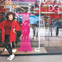 互聯網昨瘋傳一張黃夏蕙在D&G店外「擺甫士」拍照的示威相片。