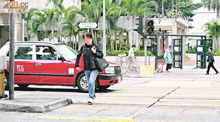 旺角有交通燈失靈近一個月，導致人車爭路險象環生。