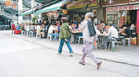食肆違規佔用行人路經營，行人被迫走上單車徑。