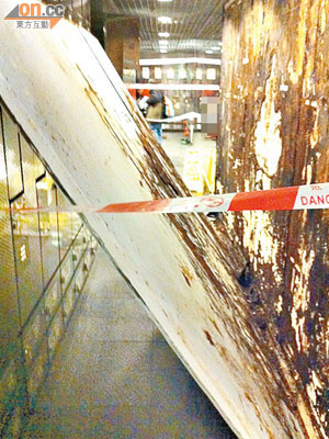 健身中心倒塌玻璃鏡被儲物櫃擱着，不致壓傷顧客。（讀者提供）