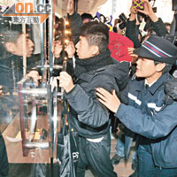 包圍D＆G影相活動有大批警員維持秩序及控制示威者情緒。