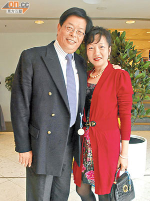 王桂壎（左）公職多到數唔晒，好在太太十分體諒佢。