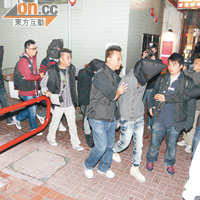 警方較早前在荃灣拘捕多名黑幫骨幹成員行動。