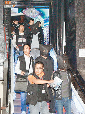 探員日前在屯門一間樓上吧拘捕一批黑漢。