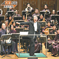 台型十足嘅中樂團藝術總監兼首席指揮閻惠昌，功架一流。
