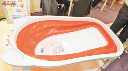本港生產商研發出嬰兒摺疊浴盆，方便地方狹小的家庭用戶。（陸智豪攝）