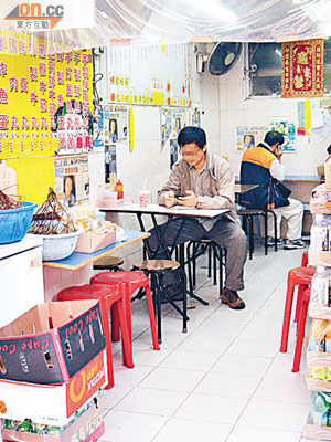 小食店被揭發無牌經營，但仍然每天營業。