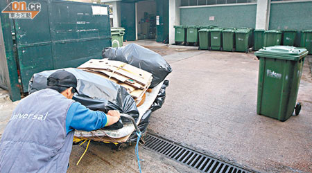 本港的垃圾站也可能因實施固體廢物按量收費而減少，勢必對市民造成不便。