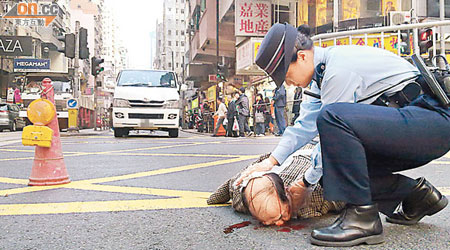 男子被客貨車撞倒後，重傷奄奄一息。（王譯揚攝）