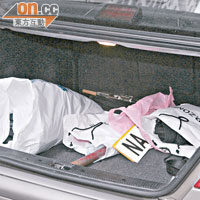 賊車車尾箱內載有用來換裝用的乾淨衣服。