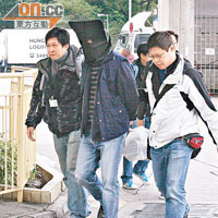 警方「狗仔隊」跟蹤把風爆竊黨徒至青衣長康邨，將其拘捕。（曾紹良攝）