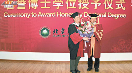郭位（左）獲北京理工大學校長胡海岩（右）頒發名譽博士學位。（被訪者提供）