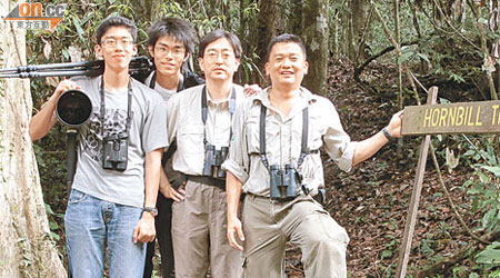 高永文（右二）與大仔偉琛（左一）、細仔諾琛（左二）帶備專業「架生」遊新加坡觀鳥，由當地導遊（右一）帶路。（被訪者提供）
