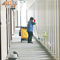 立法會綜合大樓播毒，工人忙於清潔。