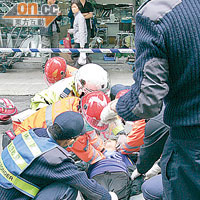 跳樓苦命女倒臥馬路，救護員急救後送院，惜抵院後不治。（林少兒攝）