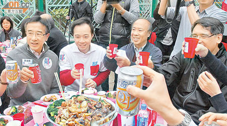 田北俊（左一）、沙田區議員何厚祥（右二）、前香港律師會會長黃嘉純（右一）齊歎盆菜。（溫國佳攝）