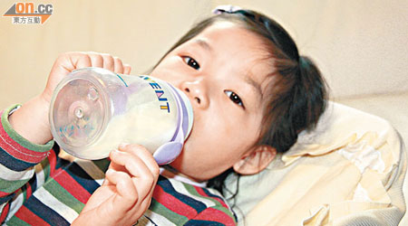 中港父母為子女選購奶粉時，要分外小心。