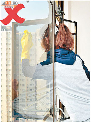 市民歲晚大掃除抹窗時，不應將身體探出窗外。（消委會提供）
