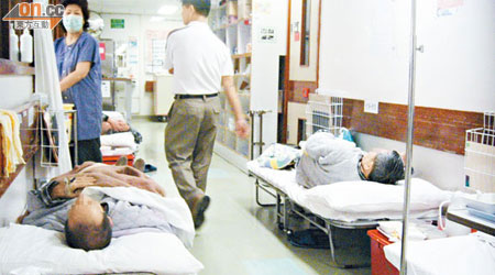 屯門醫院內科病房近日逼爆，需加設臨時病床。（資料圖片）
