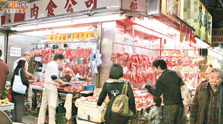 位於荃灣的豬肉檔涉嫌無牌經營多時。（張琦攝）