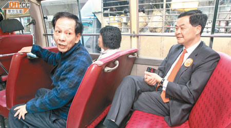 梁振英（右）坐小巴，有乘客向他直斥唐英年「蠢」，倘當選特首是「災難」。（羅錦鴻攝）