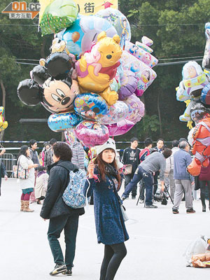 各式各樣的卡通人物氣球是年宵市場的熱賣貨品。（陳德賢攝）
