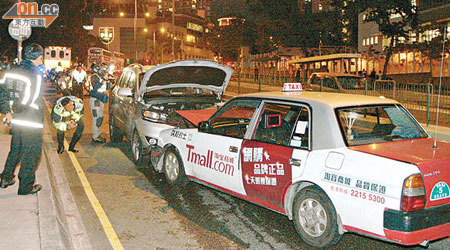 兩車相撞後車頭損毀嚴重。（李凌冰攝）