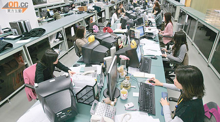 港人坐着工作或用電腦的時間長，有礙健康。